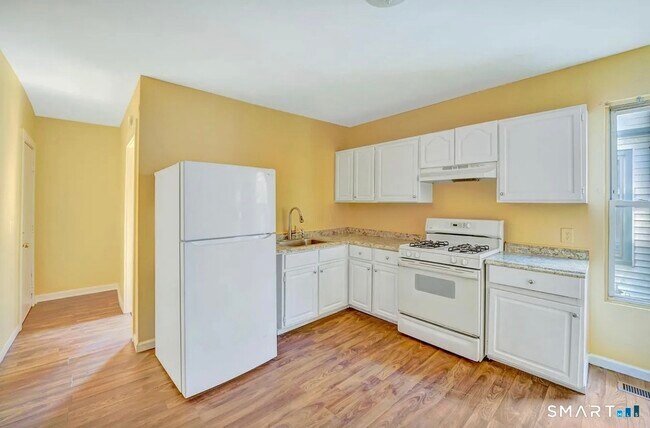 Building Photo - 45 Bassett St