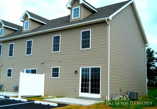 Building Photo - Spacious Townhome In Willow Street