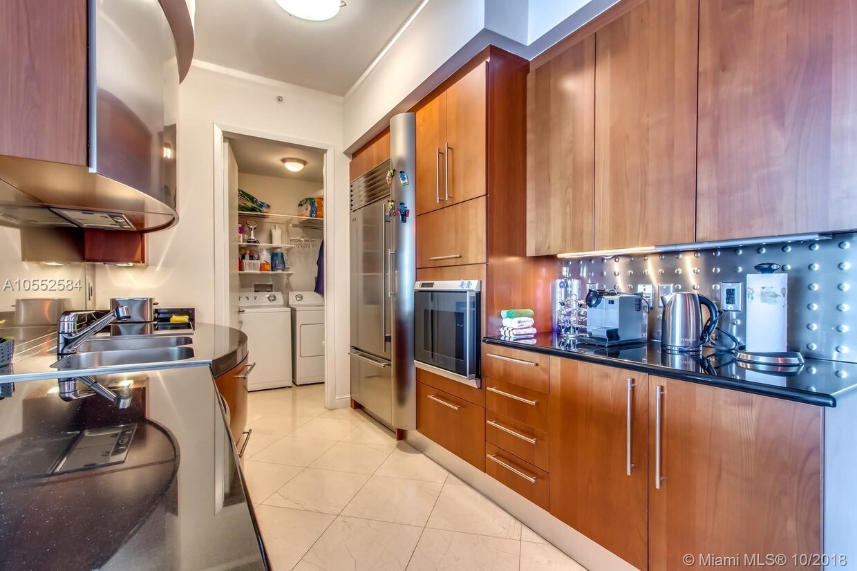 Foto principal - 18101 Collins Ave