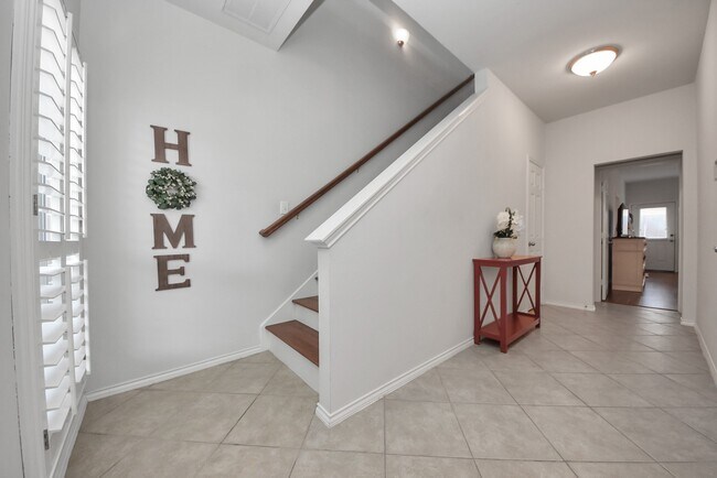 Building Photo - 943 W Heights Hollow Ln