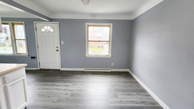 Building Photo - Rent ready!