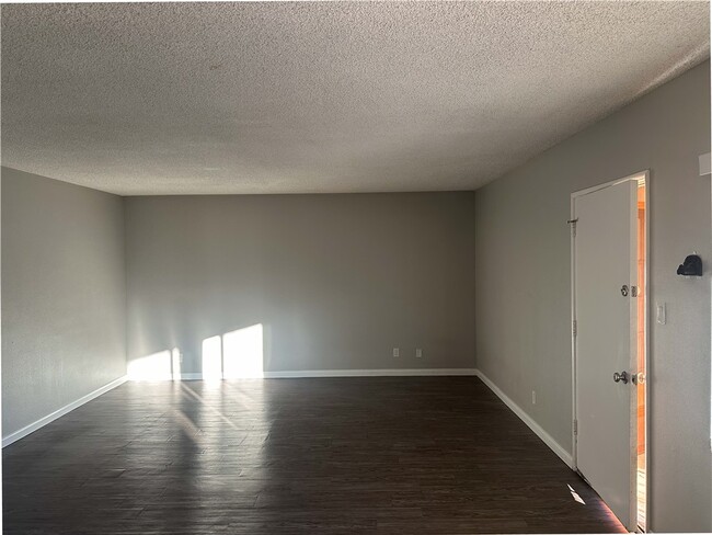 Foto del edificio - 5840 Hazeltine Ave
