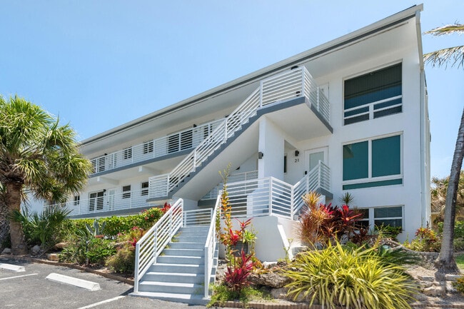 Building Photo - 1041 Hillsboro Mile