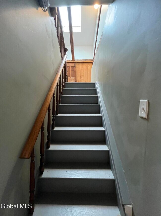 Building Photo - 715 Hudson Ave