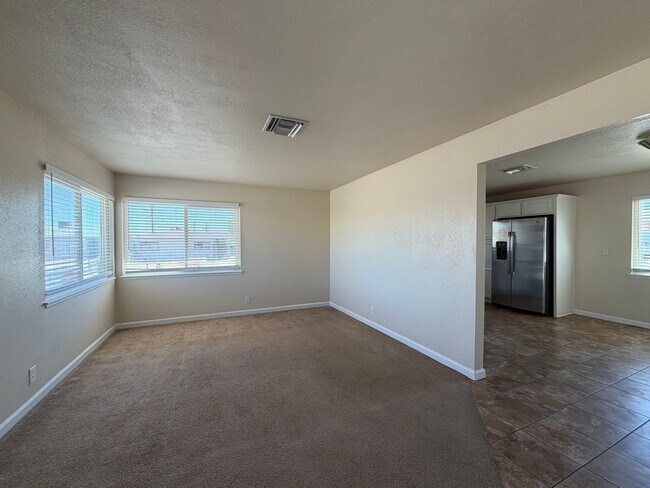 Foto del edificio - 3 Bedroom 2 Bathroom House with Central A/C , 2 Car Garage and Beautiful Backyard with Covered Patio