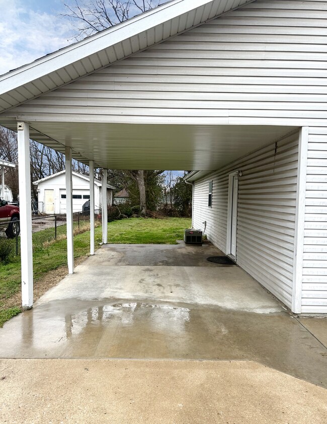 Foto del edificio - 3-Bedroom Home with Large Backyard & Carport