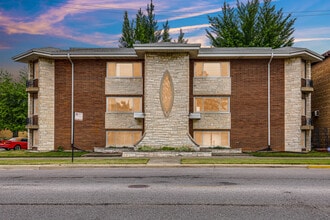 Building Photo - 7105 W Foster Pl