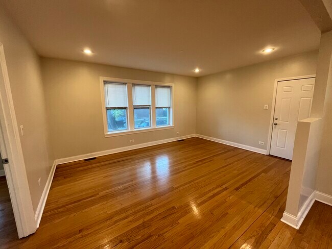 Foto del edificio - 3422 W Waveland Ave