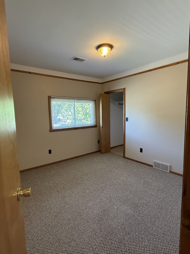 Building Photo - 466 Elm St