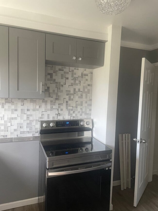 Building Photo - COMING SOON!! BEAUTIFULLY UPDATED 2 BEDROO...