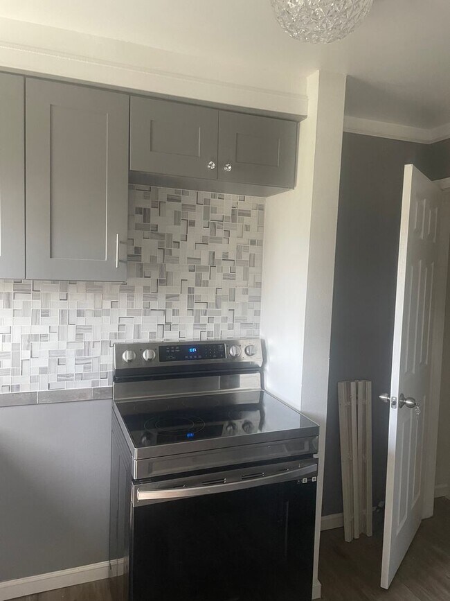 Foto del edificio - COMING SOON!! BEAUTIFULLY UPDATED 2 BEDROO...