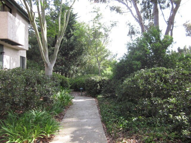 Foto del edificio - LA JOLLA - 2 Br + Den, Private End Unit To...