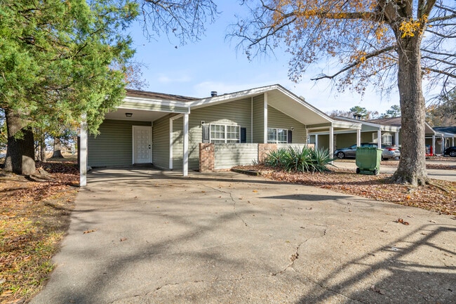 Building Photo - 2231 Woodridge Ln