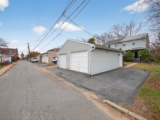 Building Photo - 2149 W Allen St