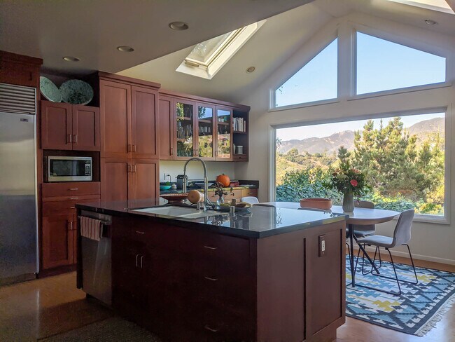 Cocina con ventana grande - 17065 Bollinger Dr