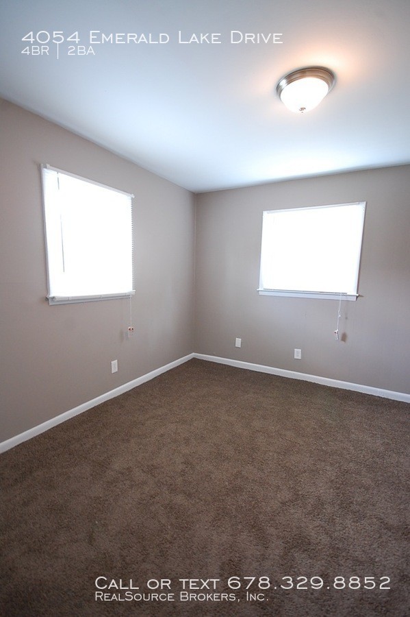 Building Photo - 4 bdrm, 2 bath split level in Decatur