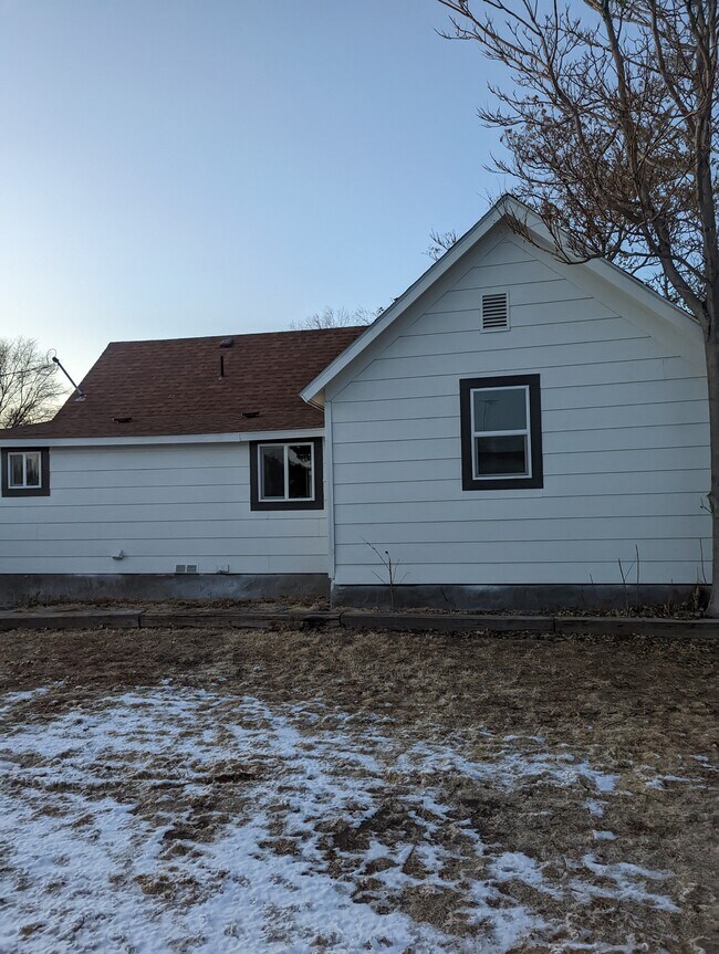 Building Photo - 503 12th Ave N