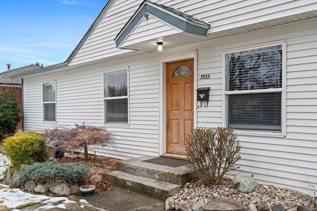 Foto del edificio - NW Shadle 3 Bed 1 Bath home with many updates fenced yard detached garage