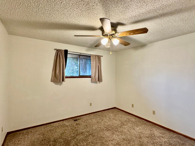 Building Photo - 510 E Dalke Ave