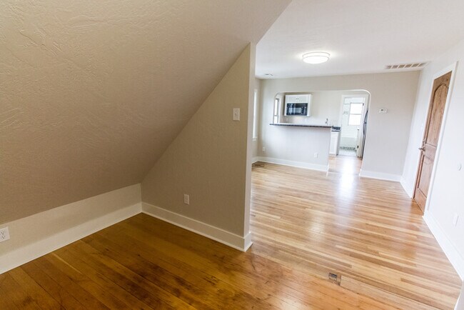 Building Photo - Rehabbed Downtown Top Floor Studio!