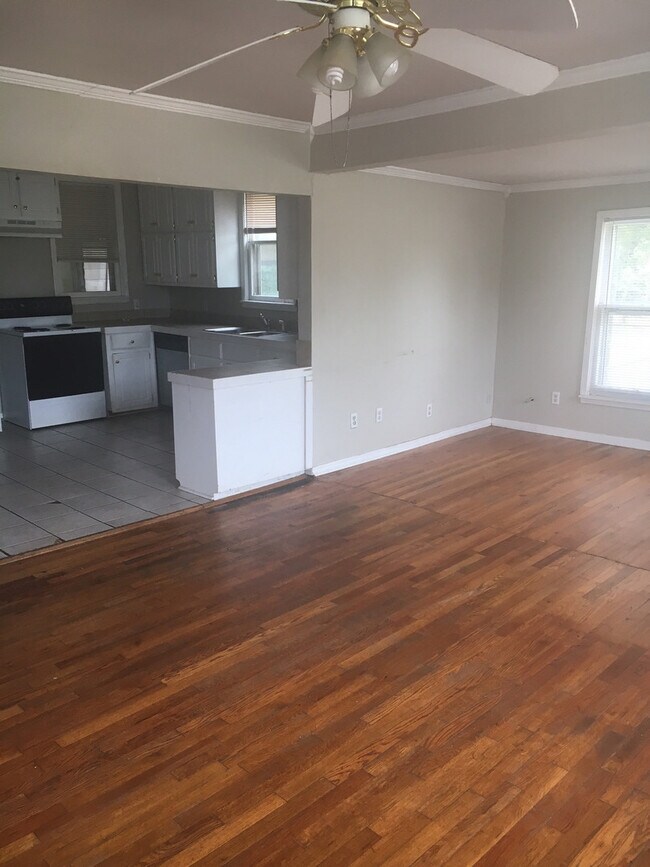 Building Photo - 5 Bedroom 2 Bath Extremely close to U of A !