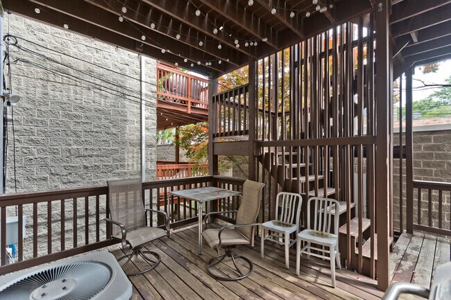 Building Photo - 850 W Wrightwood Ave