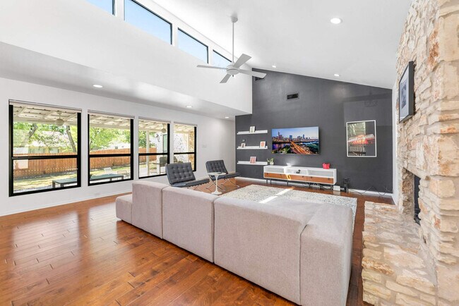 Foto del edificio - 11502 Oak Knoll Dr