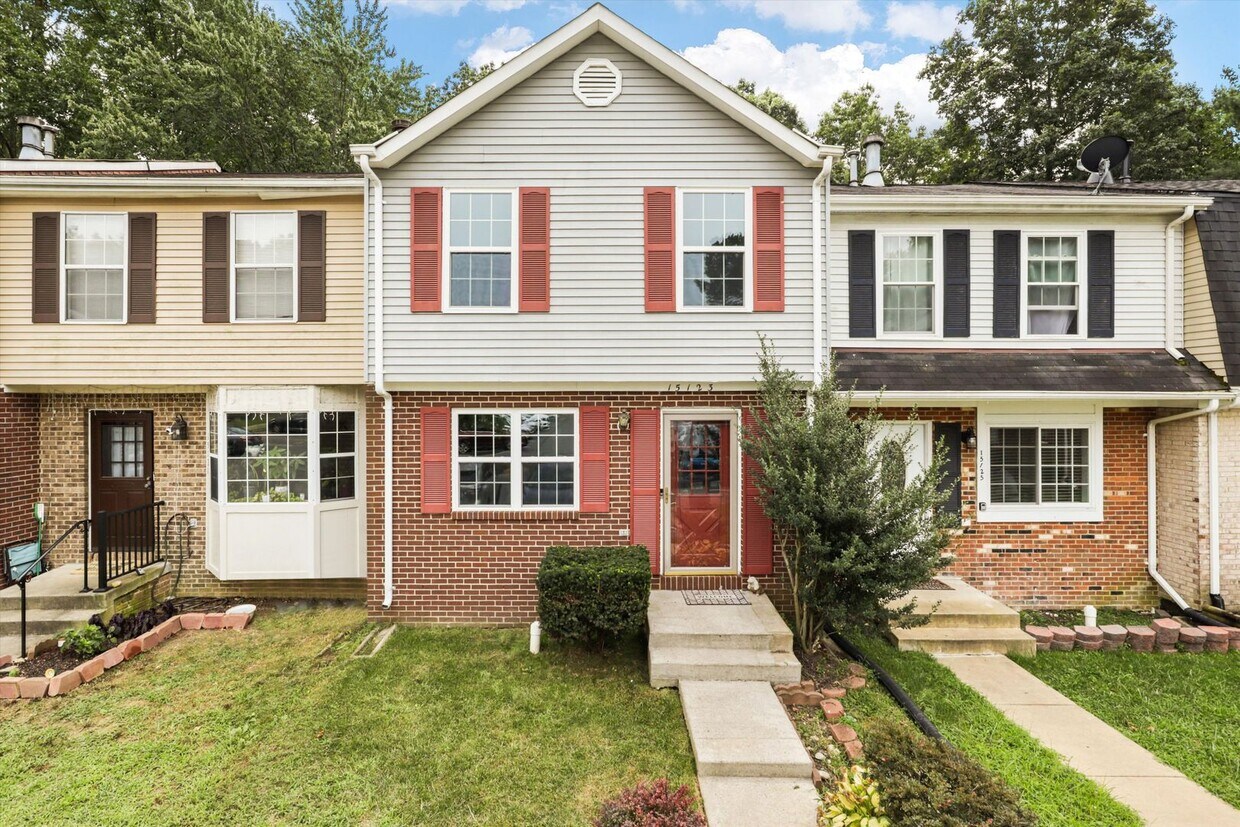 Primary Photo - Charming 3-Level Townhouse with Modern Upg...