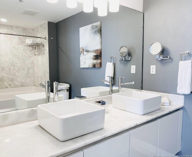 Foto del edificio - 601 NE 36th St