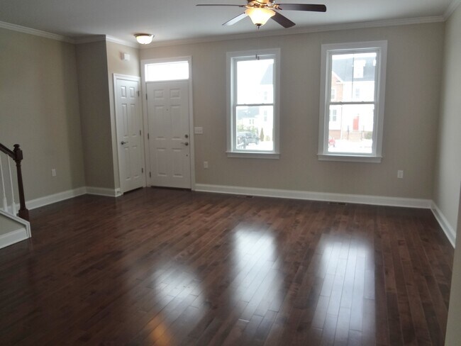 Building Photo - Spacious Luxurious Townhome! Outstanding L...
