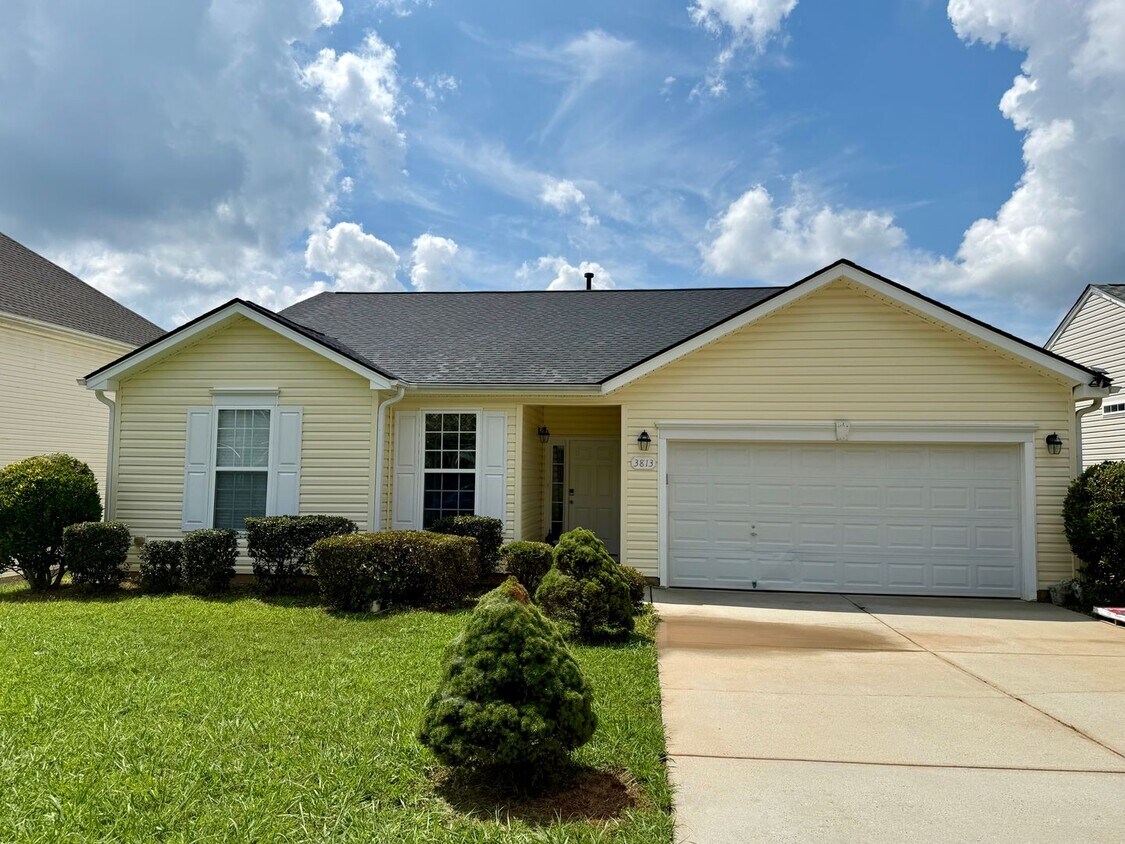 Foto principal - Three bedroom, 2 bath house in Greensboro-...