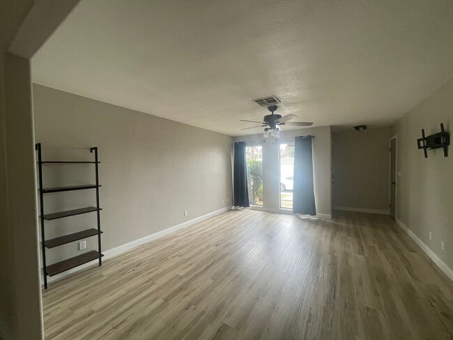 Building Photo - Charming condo in desirable neighborhood.