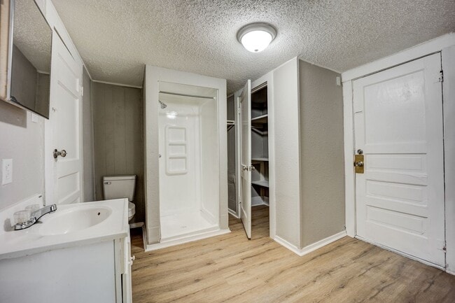 Building Photo - Freshly Updated 3 Bedroom House