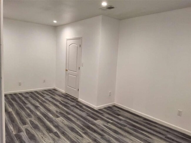 Building Photo - 325 Sunderland Way