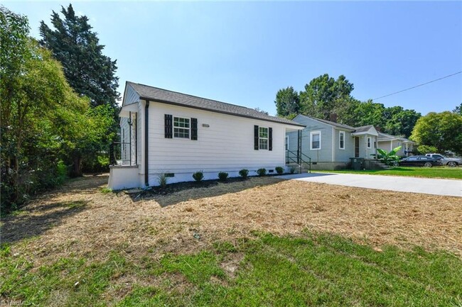 Building Photo - Newly Renovated 2 Bedroom!