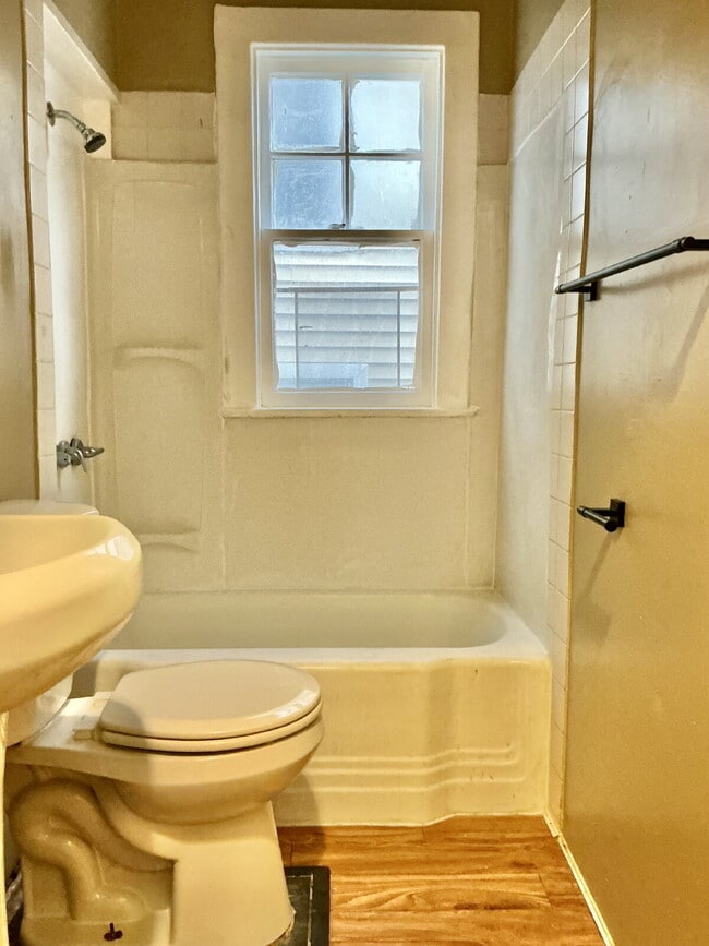 Foto del edificio - Spacious one-bedroom apartment located on Hazelwood in Rochester, NY.