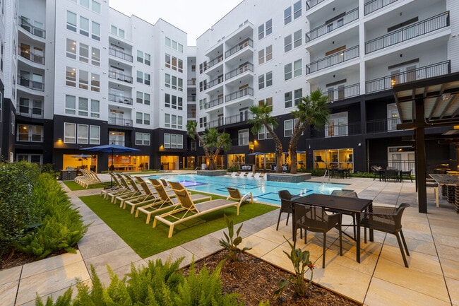 Building Photo - 611 Shepherd