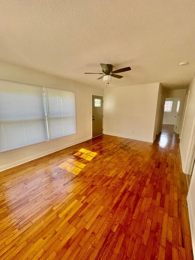 Foto del edificio - Newly renovated  3 bedroom 1 bath brick ranch home sitting on a large lot and on a quiet street i...