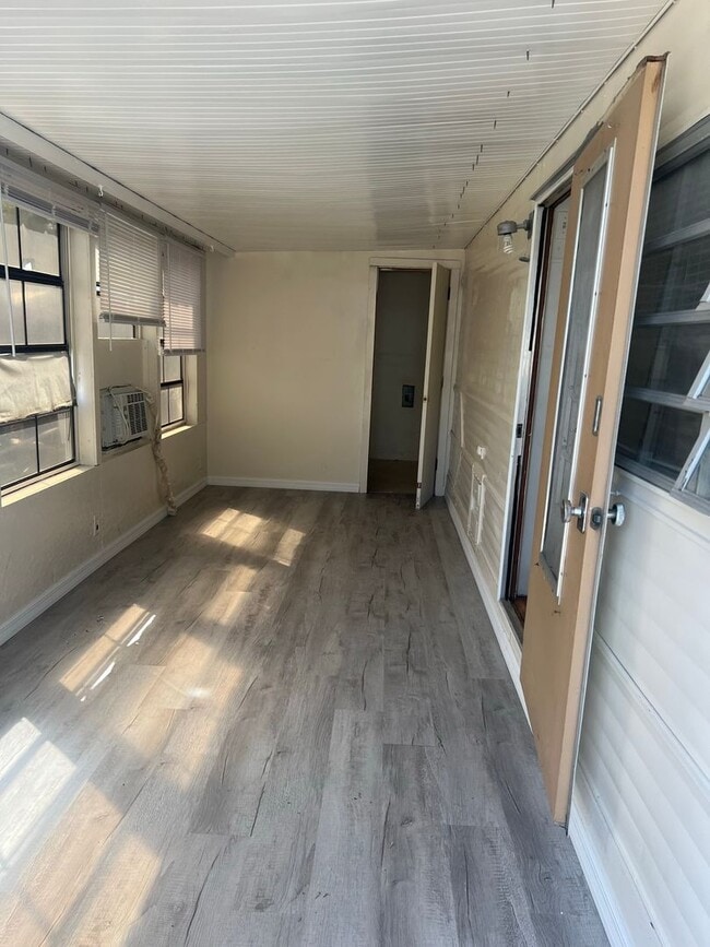 Building Photo - 1/1 Mobile Home - Rent to own - Zephyrhills, FL