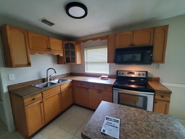 Building Photo - 2704 Walker Dr