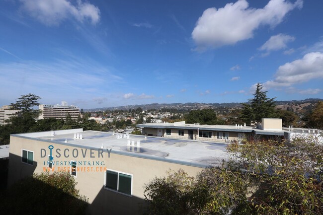 Building Photo - One Plus Bedroom Condo Close to Piedmont A...