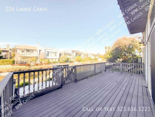 Building Photo - View Ground Level Condo with Parking & Cen...