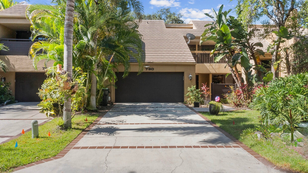 Primary Photo - 790 St Albans Dr