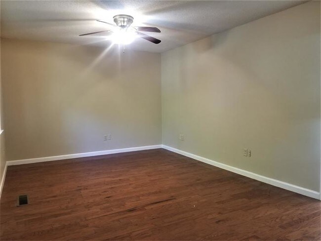 Building Photo - Cozy Home Close to Everything!
