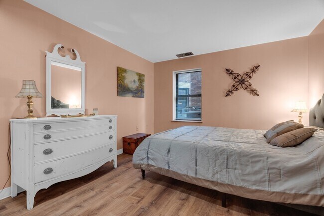 Building Photo - 84 Gainsborough St
