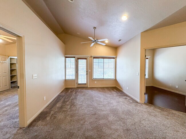 Foto del edificio - 1015 Canyon Meadow Dr