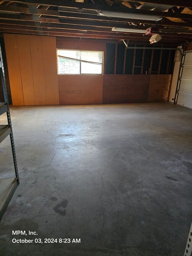 Building Photo - Large 4 bedroom in Atascadero