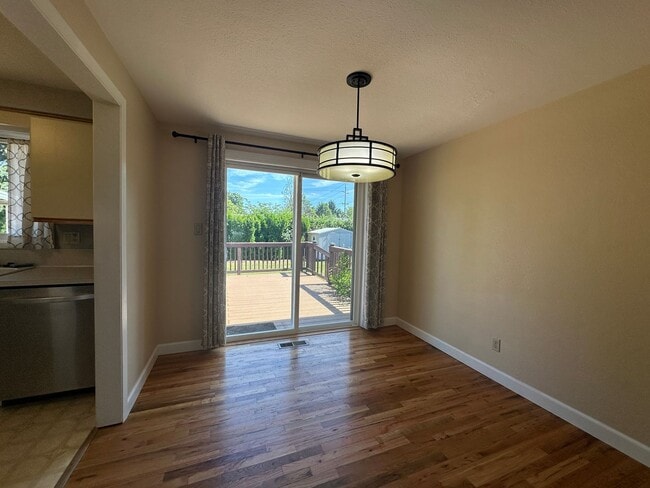 Building Photo - Three Bedroom Home in South Salem with Lar...