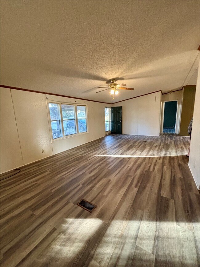 Building Photo - 111 Lakeside Woods Dr