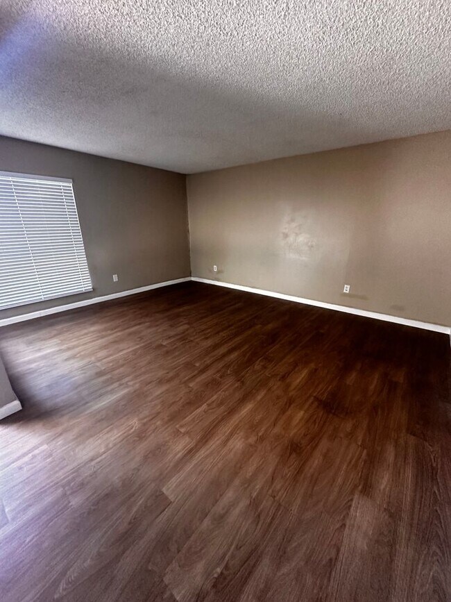 Foto del edificio - 2 bedroom 1 Bath Upstairs Apartment for Rent